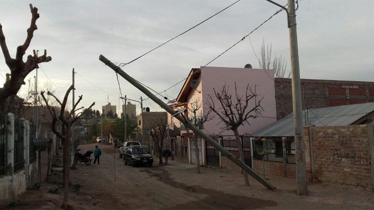 Varios postes cayeron por el viento y preocupan a los vecinos