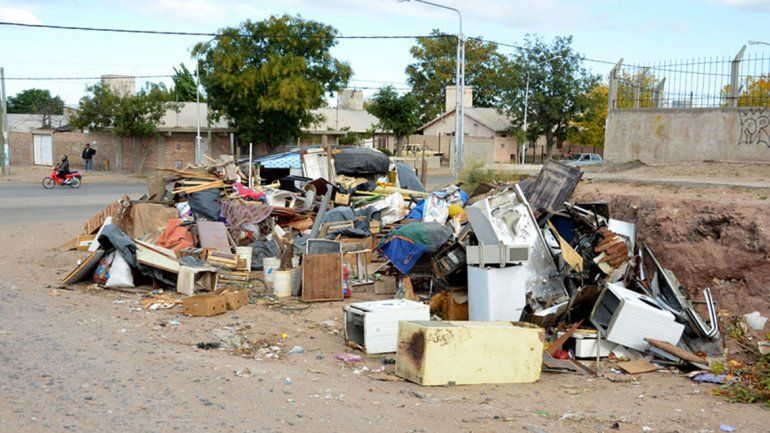Los basurales clandestinos aparecen de un día para otro en la ciudad.