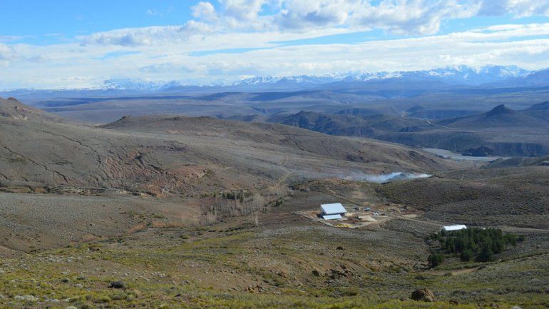 Dos fotos antiguas y pintadas que muestran a Filomena y a Nemesio. De fondo