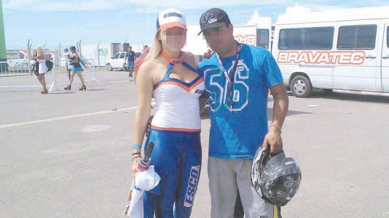 El sospechoso estuvo viendo el TC en Centenario y se sacó fotos con las promotoras.&nbsp;