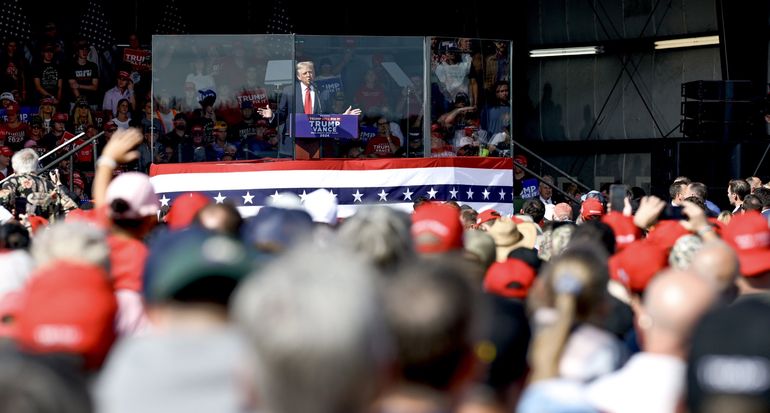 Donald Trump, tras un vidrio blindado, en un acto en Carolina del Norte