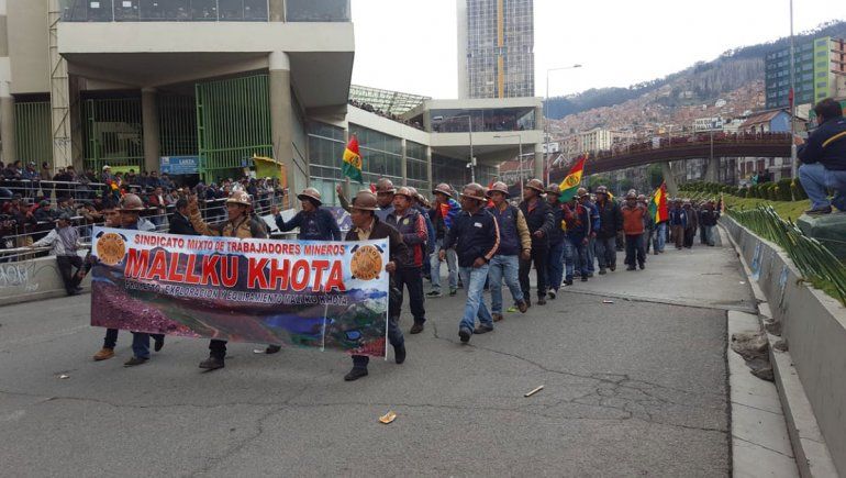 Piquete en favor de Evo bloquea el paso del líder opositor