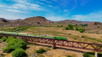 En su actual recorrido, el Tren Patagónico recorre 800 kilómetros en 19 horas, entre Viedma y Bariloche. En su actual recorrido, el Tren Patagónico recorre 800 kilómetros en 19 horas, entre Viedma y Bariloche.