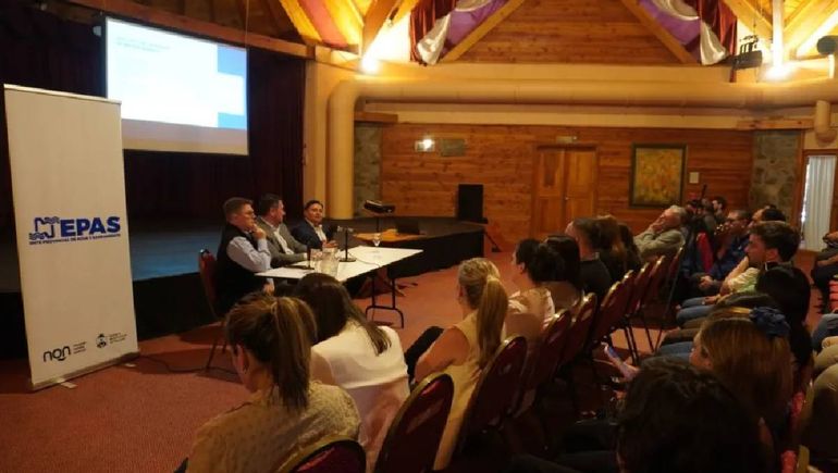 La reunión entre funcionarios del EPAS, la UPEFE y el intendente Javier Muerer de Villa La Angostura. La reunión entre funcionarios del EPAS, la UPEFE y el intendente Javier Muerer de Villa La Angostura.