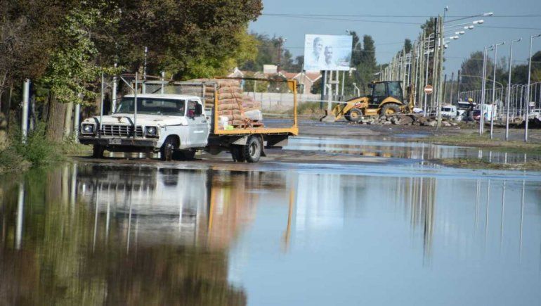Se rompió un caño y se hizo una laguna en el Barrio Militar
