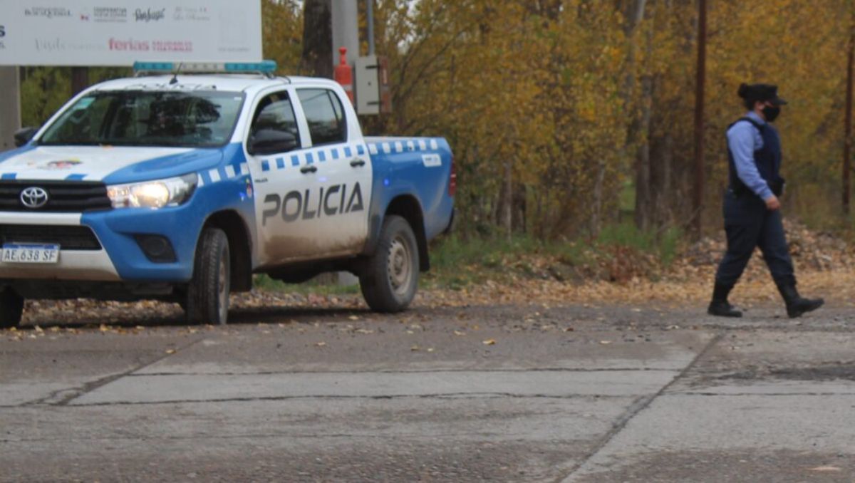 Borracho atropelló a dos personas y huyó: lo atrapan dormido en el auto