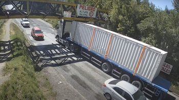 Video: un camión chocó el puente ferroviario y el Tren del Valle debió suspender el servicio