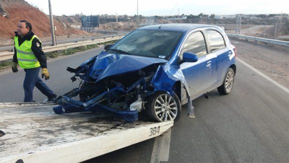 Se le desprendió el motor al chocar contra el guardarrail