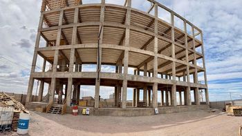 La obra de cinco niveles de la mutual de los obreros de la construcción en Añelo. La obra de cinco niveles de la mutual de los obreros de la construcción en Añelo.