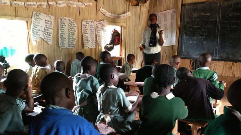 No supo leer en inglés y la mataron a golpes en clase