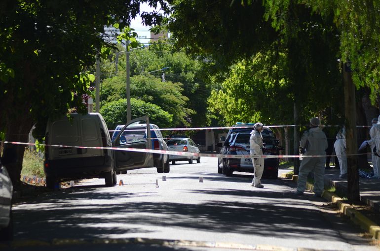 Investigan un femicidio: hallan una mujer muerta dentro de una camioneta en barrio Cumelén
