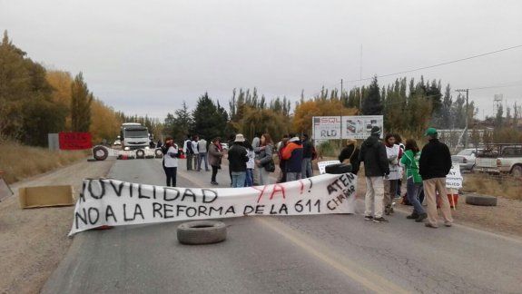 Docentes de El Chañar y Añelo interrumpen el tránsito en rutas 7 y 51 en reclamo del pago por movilidad.