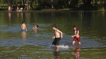 Con el calor, la gente comenzó a volcarse a los balnearios. Recién a partir del 1º de diciembre estarán trabajando los guardavidas. Con el calor, la gente comenzó a volcarse a los balnearios. Recién a partir del 1º de diciembre estarán trabajando los guardavidas.