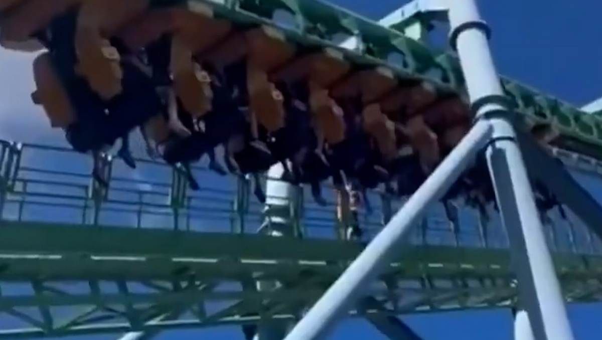 Por un desperfecto mecánico la montaña rusa quedó parada con pasajeros colgados a gran alltura.