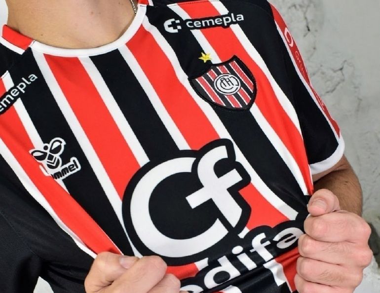 Insólito: Chacarita acusa de plagio a un equipo de primera por su nueva camiseta