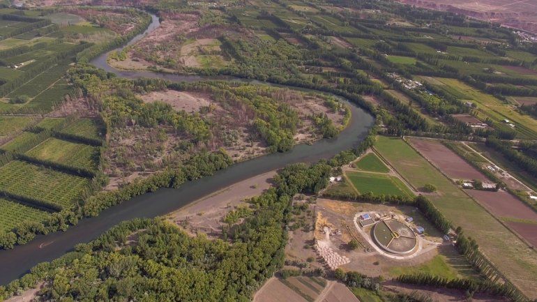 Al río Neuquén también lo dañan desde Río Negro