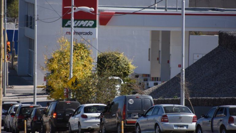 Por los piquetes de salud ya casi no queda nafta en la capital 