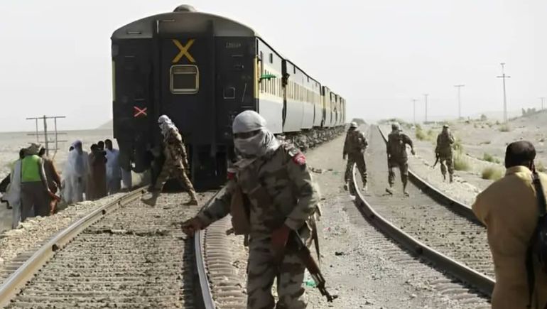 El ataque al tren en el sudoeste de Pakistán fue reivindicado por el Ejército de Liberación de Baluchistán (BLA).