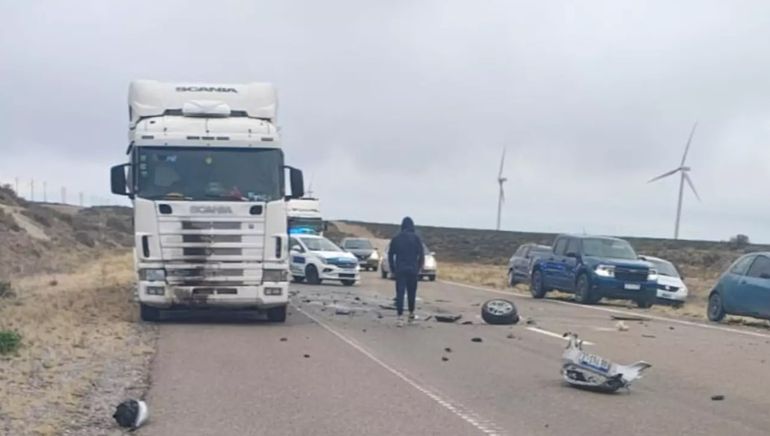 Choque en Ruta 3. Un Ford Focus se incrustó bajo un camión. Choque en Ruta 3. Un Ford Focus se incrustó bajo un camión.