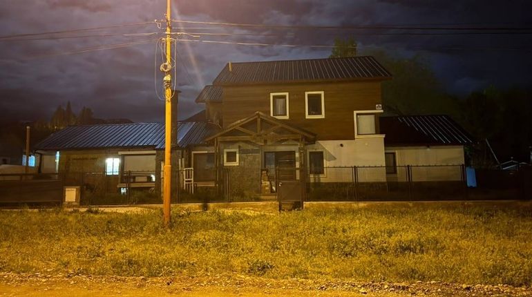 La casa de Esquel donde un hombre tenía encerrada a su familia. La casa de Esquel donde un hombre tenía encerrada a su familia.