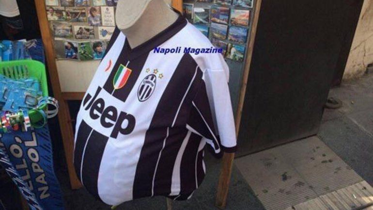 En Napoli venden la camiseta del Pipita con panza