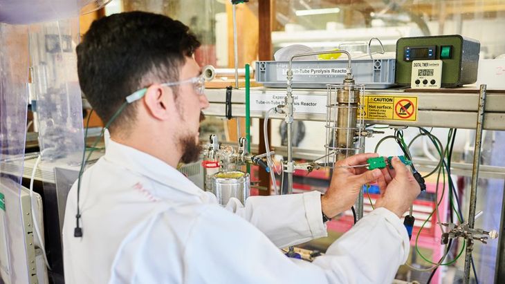 Martín Palazzolo trabaja en el laboratorio con el reactor experimental. Foto: gentileza investigador. Martín Palazzolo trabaja en el laboratorio con el reactor experimental. Foto: gentileza investigador.