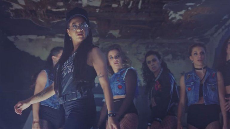 El tema es una manifestación contra la violencia de género.