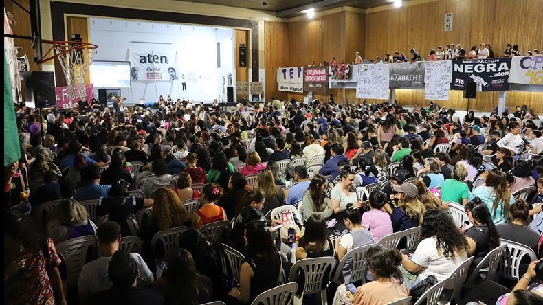 La asamblea de docentes de ATEN Capital. | LM Neuquen La asamblea de docentes de ATEN Capital.