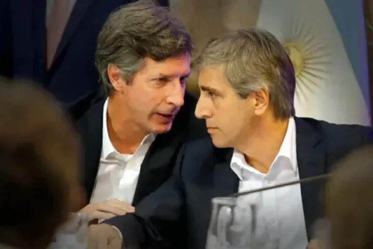 El ministro Luis Caputo junto al flamante presidente del BCRA Santiago Bausili.