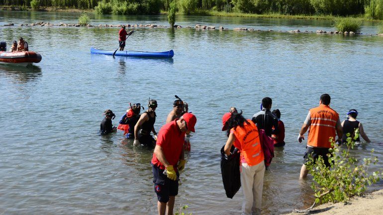 Botellas y vidrio, la basura que más abunda en el fondo del Limay
