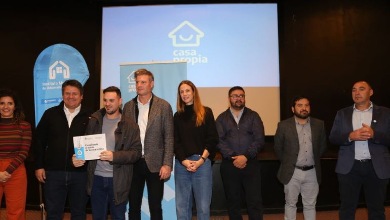 Procrear: Gaido entregó créditos a familias neuquinas