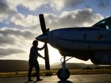 Leandro Murugarrén con el avión de la aerolínea que fundó con su padre y otros socios, con la que busca iniciar campañas sanitarias por el interior de Chubut.