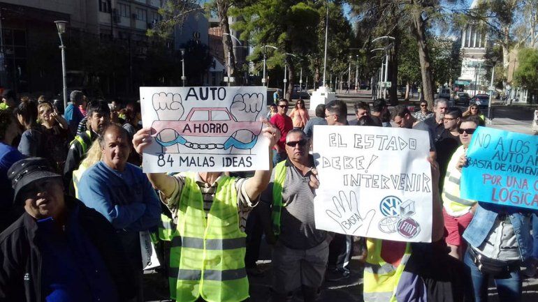 Protestaron con un chalecazo contra los aumentos de los planes de auto