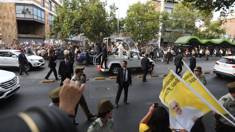 Francisco fue recibido por la presidenta chilena Michelle Bachelet en el aeropuerto de Santiago