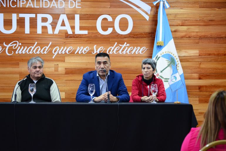 Ramón Rioseco, al hablar durante el acto. Ramón Rioseco, al hablar durante el acto.