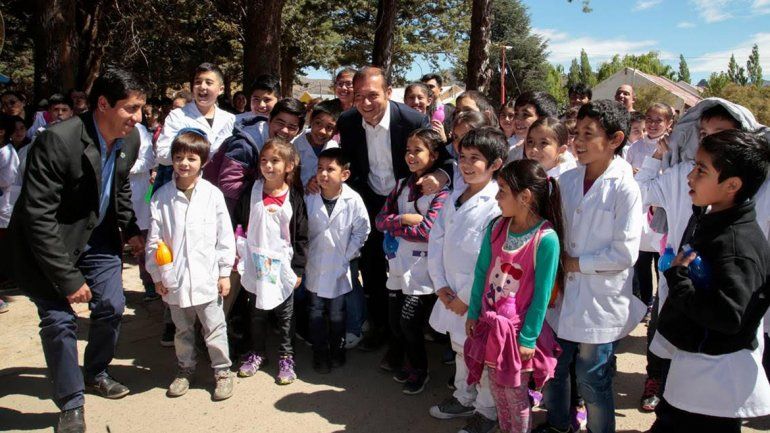 El gobernador con alumnos durante el acto por los 108 años de Andacollo.&nbsp;
