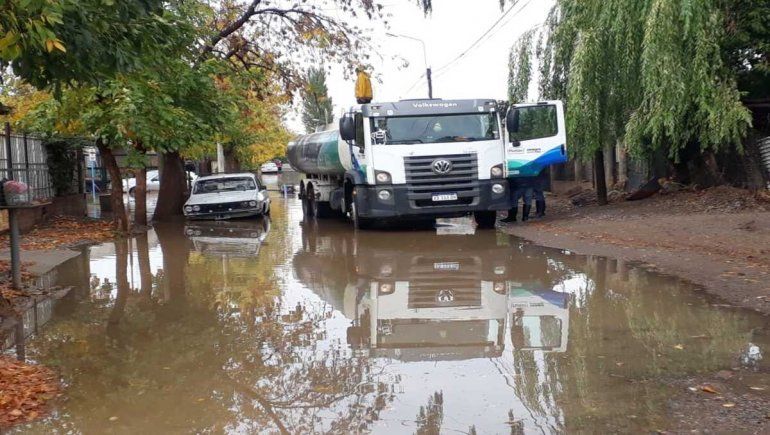 Calles anegadas y más de 42 familias asistidas en Plottier