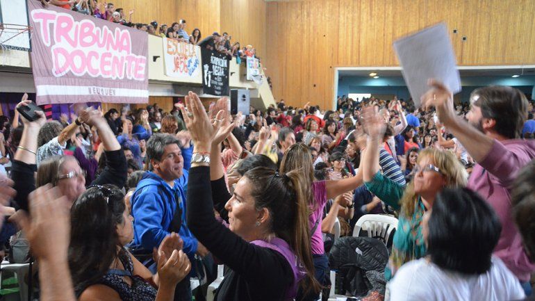 La mayoría de los docentes aceptó la oferta del gobierno y el lunes volverían las clases