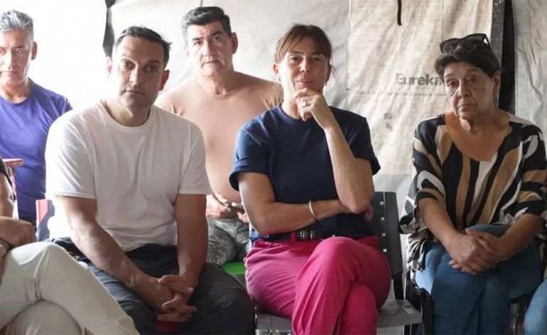 Los ministros Julieta Corroza y Matías Nicolini se reunieron con las comunidades mapuche para brindarles información. Los ministros Julieta Corroza y Matías Nicolini se reunieron con las comunidades mapuche para brindarles información.