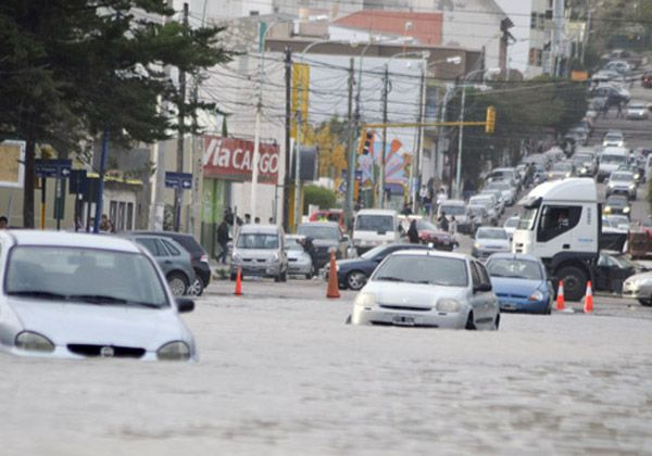 Cuando las marejadas se combinan con lluvias intensas crece el riesgo de inundaciones en Comodoro Rivadavia. Cuando las marejadas se combinan con lluvias intensas crece el riesgo de inundaciones en Comodoro Rivadavia.