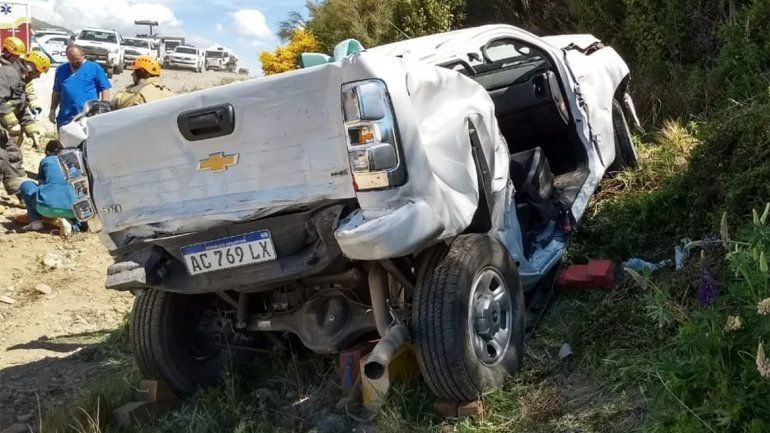 Un camión provocó un choque en cadena y destruyó una camioneta