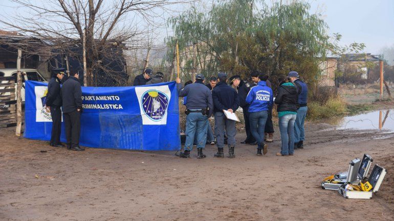 Personal de Criminalística durante los peritajes en la escena del crimen.