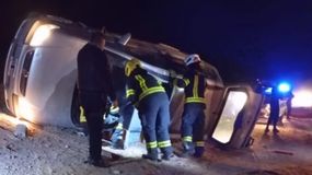 Bomberos de Trelew rescataron a una menor que manejaba y volcó.