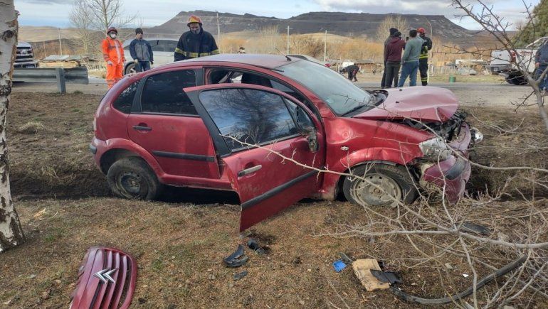 Borrachos al volante: una mujer cayó a un canal y un hombre chocó a una casa
