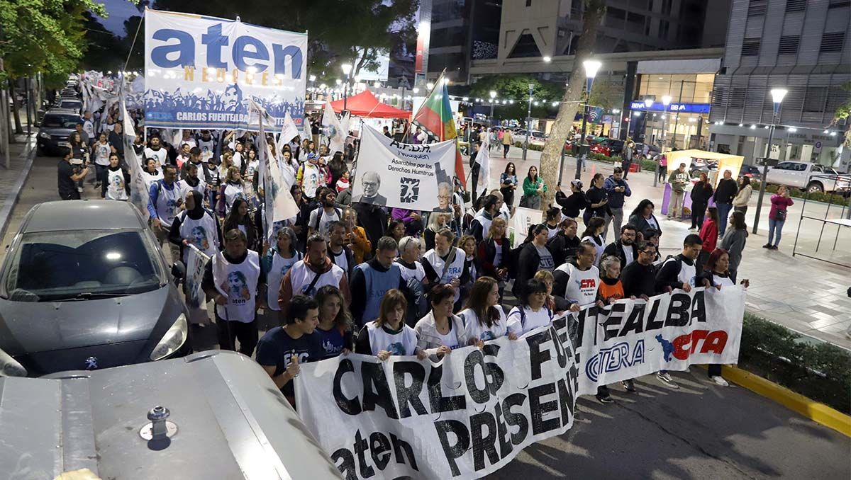 Cientos de docentes marcharon en el 19° aniversario por el asesinato de Carlos Fuentealba.