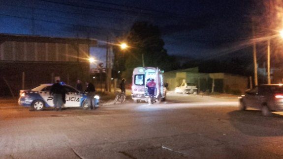 Un auto chocó a una ciclista en Combate de San Lorenzo