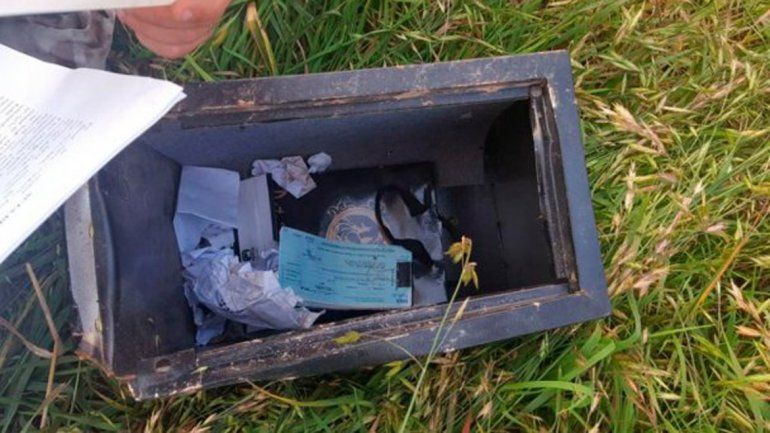 El joven de 20 años se había llevado esta caja fuerte de una pinturería.