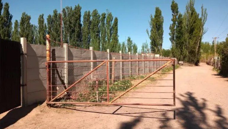 Cierran una toma con paredón, portones y candados