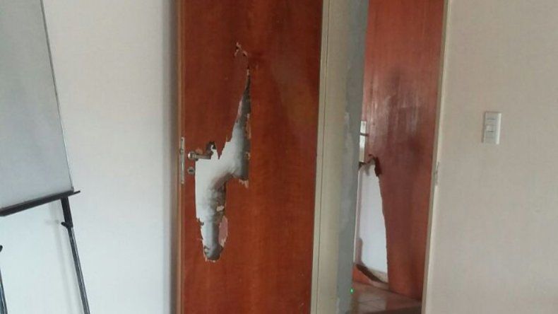 Los delincuentes destrozaron tres puertas de la entidad.