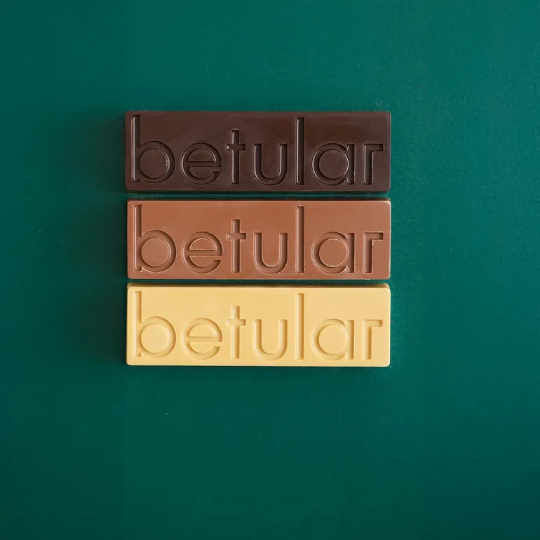 Los turrones de Betular vienen en tres sabores y cada uno cuesta $28.000. Los turrones de Betular vienen en tres sabores y cada uno cuesta $28.000.